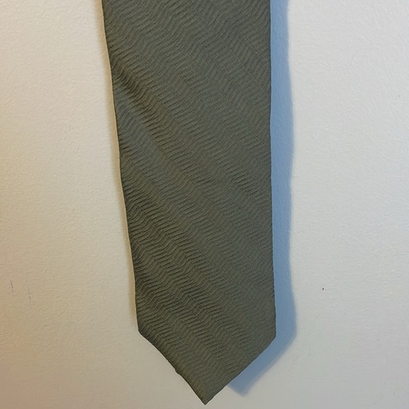 Giorgio Armani Cravatte Gray Textured Silk Necktie Tie Made in Italy
